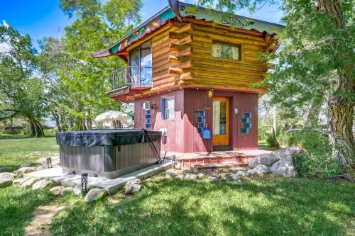 Clark House | Cozy Snowflake Cabin Near Cody and Red Lodge with Hot Tub