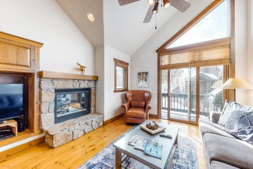Four O'Clock House | Relaxing Snowflake Retreat with Hot Tub for Families