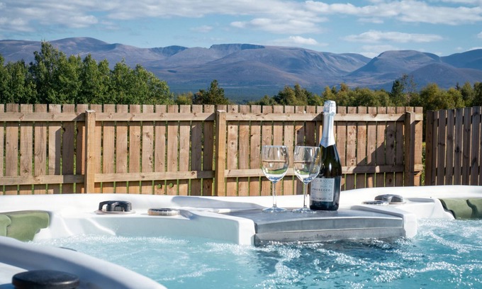 Aviemore Ski Chalet | Top-Rated Snowmass Lodge with Hot Tub & Family Amenities