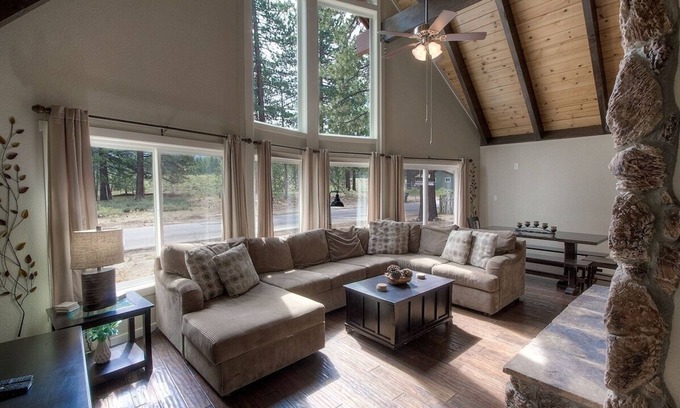 Black Bart House | Cozy Snowshoe Chalet: 3 Bedroom Cabin with Kitchen