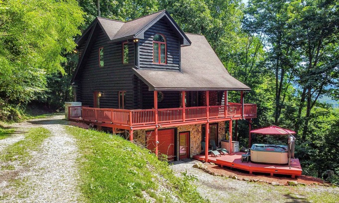 Slaty Fork House | Relaxing Mountain Retreat in Snowshoe WV with Spa & Hot Tub