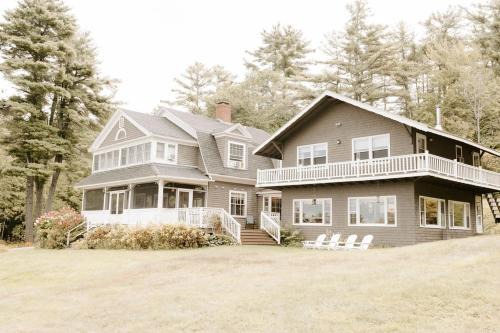 Eaton Hotel | Discover Snowvillage Inn: Ocean View with Private Beach