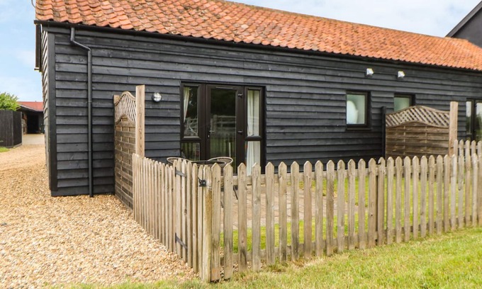 East Dereham Cottage | Romantic Snowy Owl Barn with Kitchen & Breakfast in Shipdham