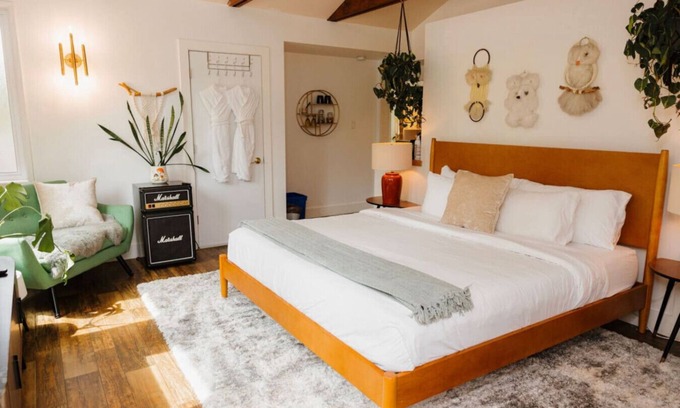 Tofino Apartment | Snowy Owl Suite - Sleeps 2 - Downtown Tofino