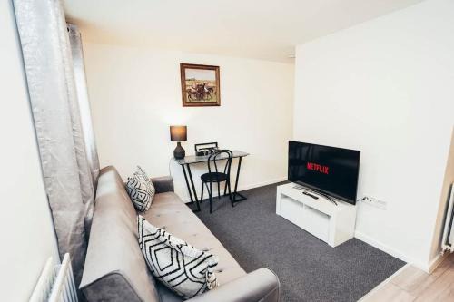 Hilton Apartment | Welcoming Wildhay By DerBnB: Cozy 1BR with Wi-Fi & Free Parking