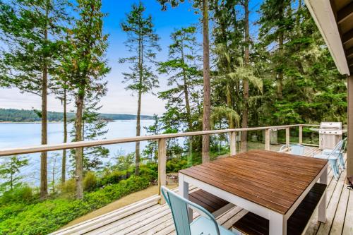 Lopez Island House | Beachfront Snug Harbor Hideout with Private Ocean Views