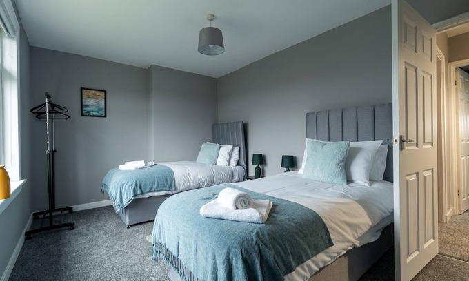 Grangemouth House | Cozy Modern Home in Grangemouth - Pet and Child Friendly