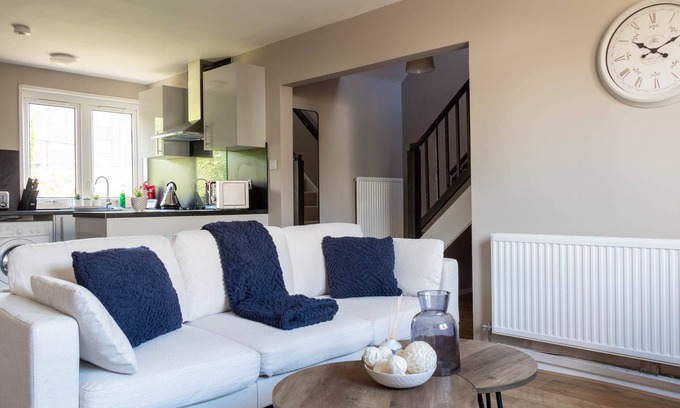 Dalmuir House | Cozy Modern Retreat in Clydebank - Family & Pet Friendly