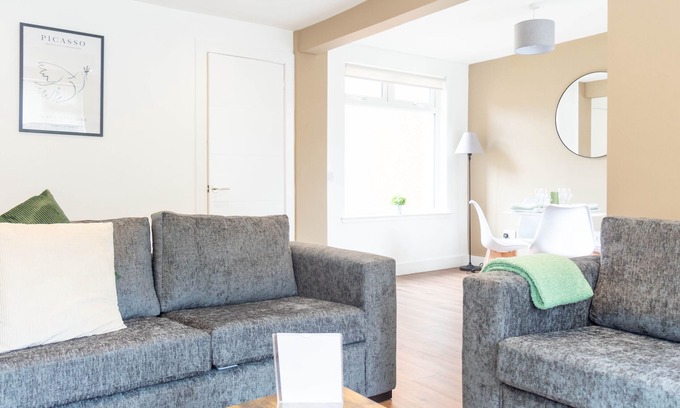 Uphall House | Snug Modern Home in Livingston