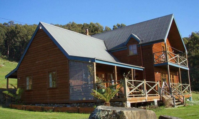 Snug House | Cozy Snug Views with Breakfast & Family-Friendly Amenities