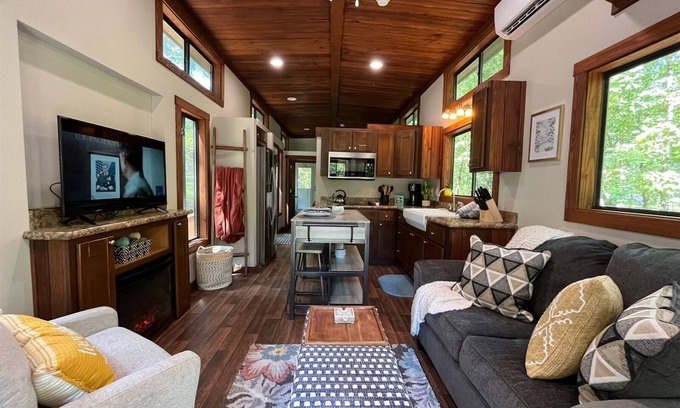 Pickens Cabin | Cozy Retreat with Pool, Clubhouse & Pet-Friendly Options