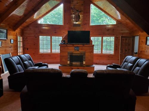 Newport Bed & Breakfast | Discover Snyder's Knob: Pet-Friendly Retreat with Pool
