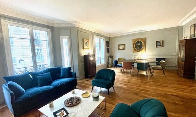 Quartier de l'Ecole-Militaire Apartment | Chic Paris Apartment Near Eiffel Tower with Family Amenities