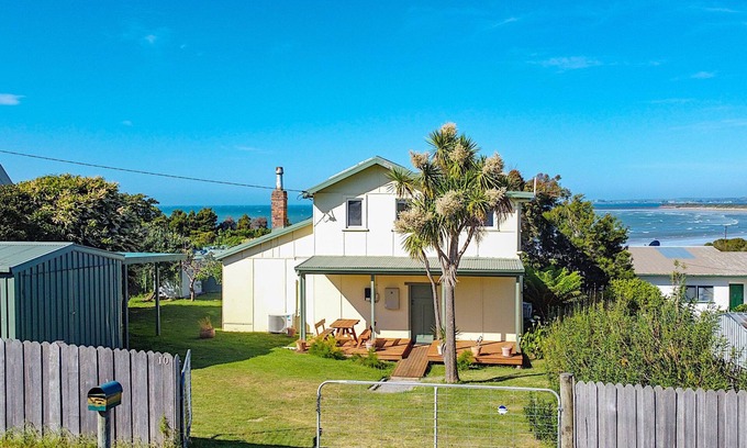 Greens Beach House | Beachside Retreat with Family-Friendly Amenities