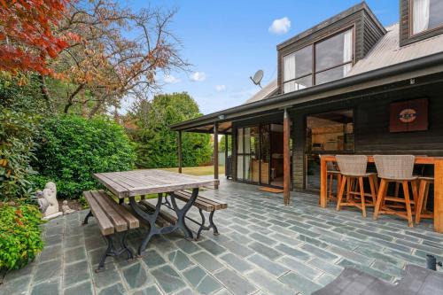 Wanaka House | Family-Friendly Seaside Getaway at So Good On Sargood