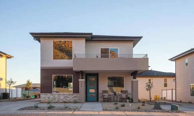 Hildale House | Coral Cliffs: Guest Rated 10/10 with Hot Tub & Deck