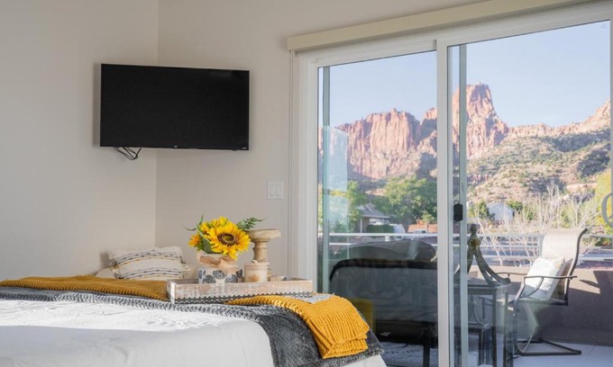 Hildale House | Painted Desert Retreat with Hot Tub & Family-Friendly Amenities