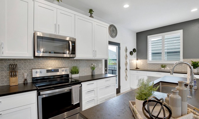 Waterford On Lake Travis House | Inviting 2-Level Point Venture Home with Pool on Lake Travis
