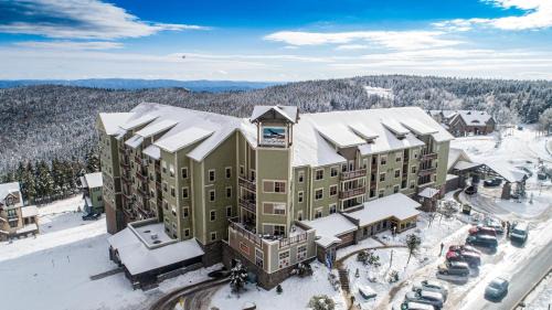 Snowshoe Apartment | Soaring Eagle 303 Next To Slopes Underground Parking Hot Tubs Locker