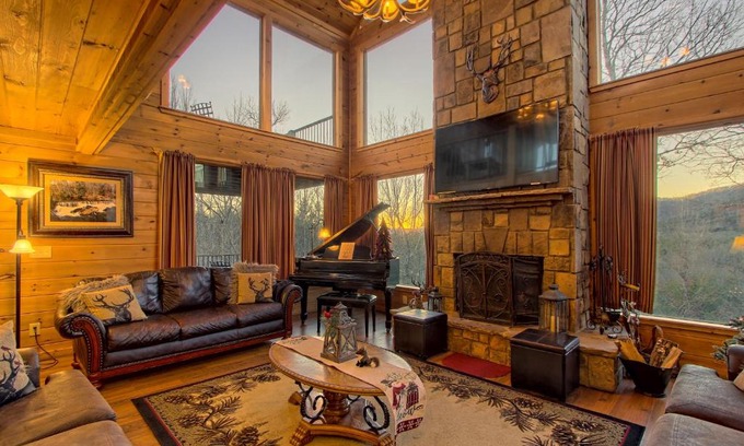 Sautee Nacoochee House | Elegant Soaring Eagle: Family-Friendly with Hot Tub Escape