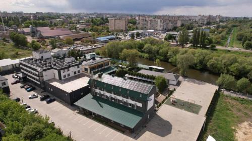 Khmelnitskiy Hotel | Family-Friendly Sobkoff: Enjoy Breakfast & Relaxing Hot Tub