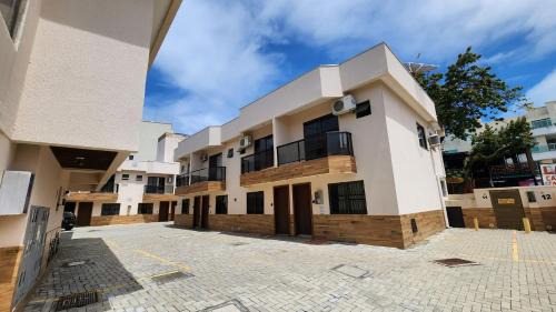 Centro House | Linda Casa: 2 Suites, Steps from the Beach for Families