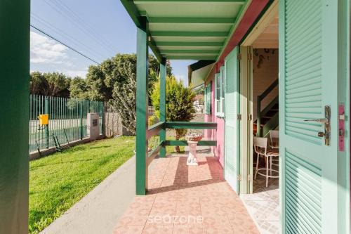 Daniela House | Cozy Sobrado with BBQ, Steps from the Beach & Pet Friendly