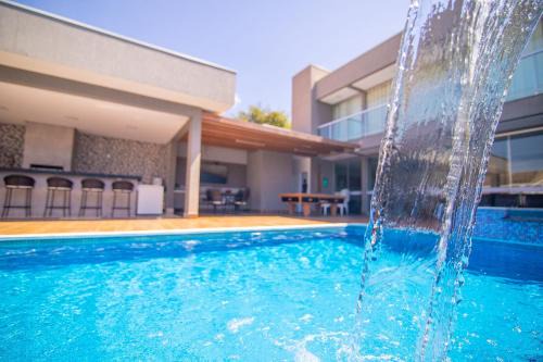 Setor Lagoa Quente House | Ideal Sobrado with 3 Suites and Heated Pool for Your Stay