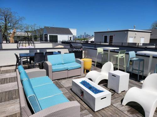 Oak Cliff House | Social House with King bed with 2 car garage parking!