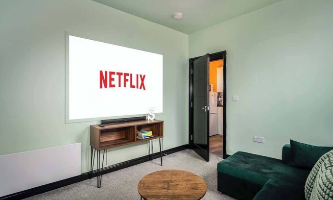 Doncaster House | Modern 3-Bedroom House with Projectors and WiFi in Doncaster