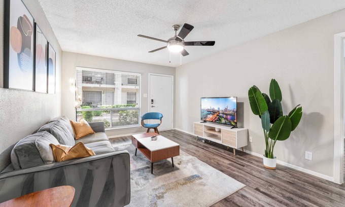 Pleasant Valley Apartment | Cozy SoCo 2BR Suite with Pool and Fast WiFi Awaiting You
