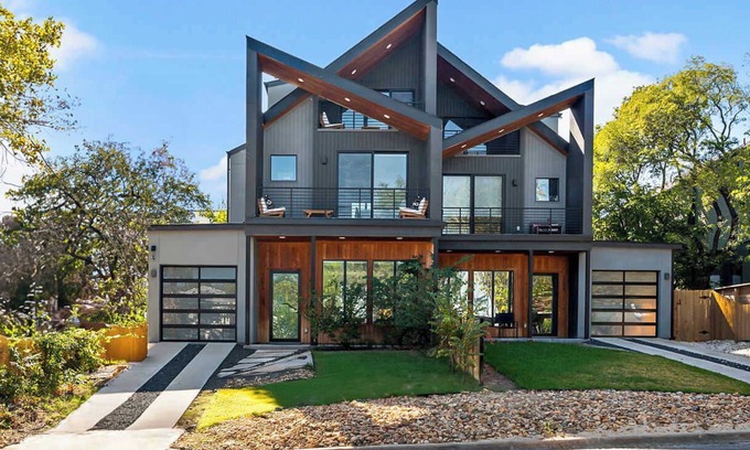 Galindo House | SoCo Villa in Downtown Austin with Scenic City Views