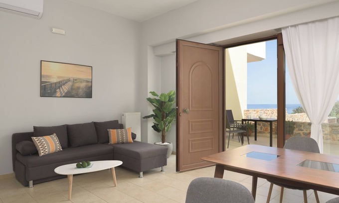 Koutouloufari Apartment | Stylish Apartment Steps from Chersonisos with Ocean View