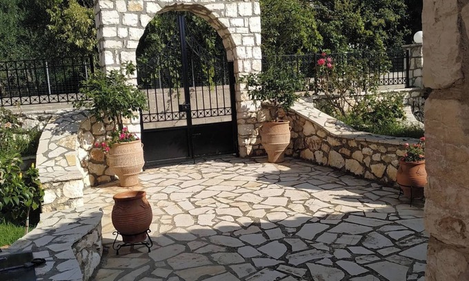 Razata Cottage | Discover Sofia's Cottage: A Cozy Retreat with Breakfast