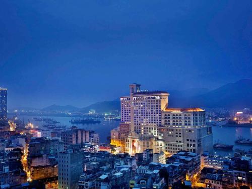 Macau Hotel | Elegant Sofitel Macau At Ponte 16 with Pool & Hot Tub