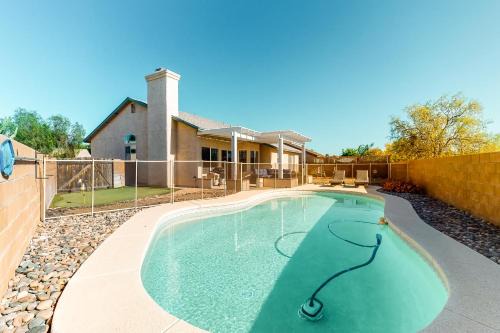 Casas Adobes House | Discover Soft Winds Abode: Pet-Friendly & 10/10 Rated Stay