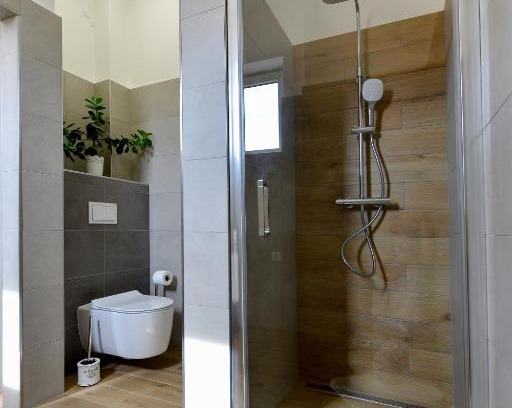 Pisek Apartment | Pet-Friendly Soho Apartment with Breakfast and Dining Options