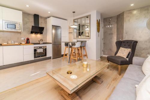 Plaza de Toros Vieja Apartment | Beautiful Soho Garden: Oceanfront Family-Friendly Retreat