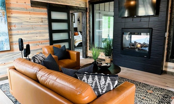 Pickens Cabin | SOHO LOFT: Poolside Retreat with Spa & Pet-Friendly Perks