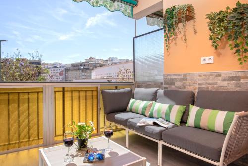 Ensanche Centro Apartment | Discover Soho & Terraza: Family-Friendly 4-Star Escape