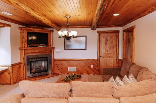 Dundee Hotel | Perfect Retreat at Sojourner's Lodge & Log Cabin Suites