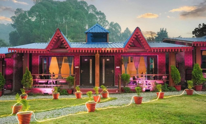 Shyamkhet Hotel | Discover Sol Glow Resort: Family-Friendly Oasis with Dining
