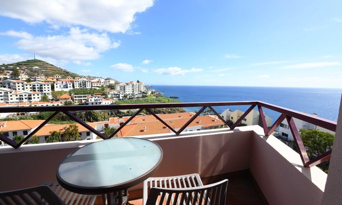 Camara de Lobos Apartment | Oceanfront Retreat: Sol & Mar Camara de Lobos Awaits