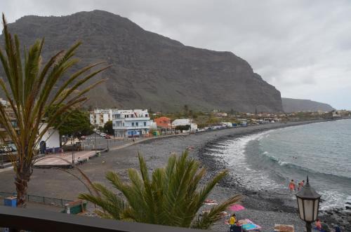 Playa de la Calera Apartment | Tranquil Sol y Playa: Oceanfront Retreat for Families