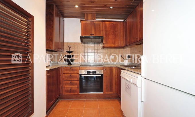 Beret Apartment | Elegant Solana - Pleta de Nheu with Spa and Family Amenities