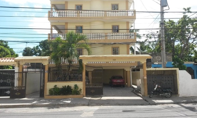 Ensanche Isabelita Apartment | Cozy Solar Apartment: Breakfast & Kitchen for Families