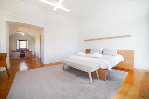 Amares House | Discover Solar das Bouças: 4-Star Haven with Pool & Dining