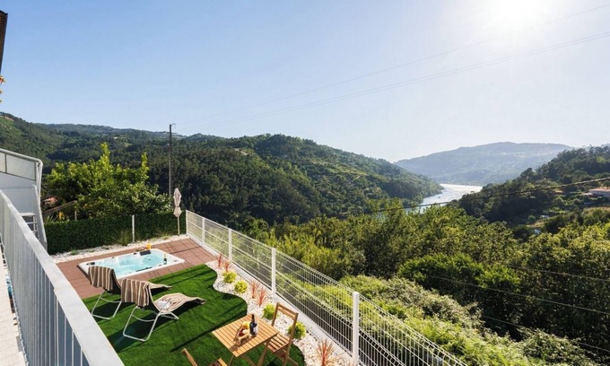 Beijos House | Relaxing Riverside Jacuzzi Retreat with Spa & Breakfast