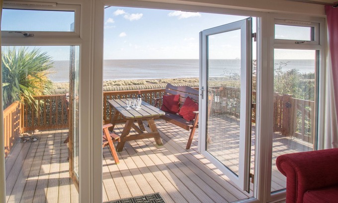 Leiston Apartment | Cozy Sole Bay Lodge: Ocean Views & Pet-Friendly Retreat