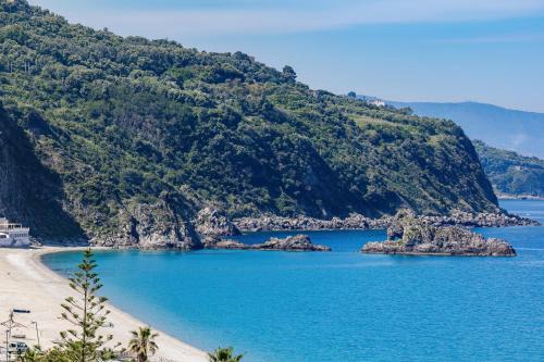 Gioia Tauro Apartment | Discover Sole Mare: Pet-Friendly Hotel with Breakfast